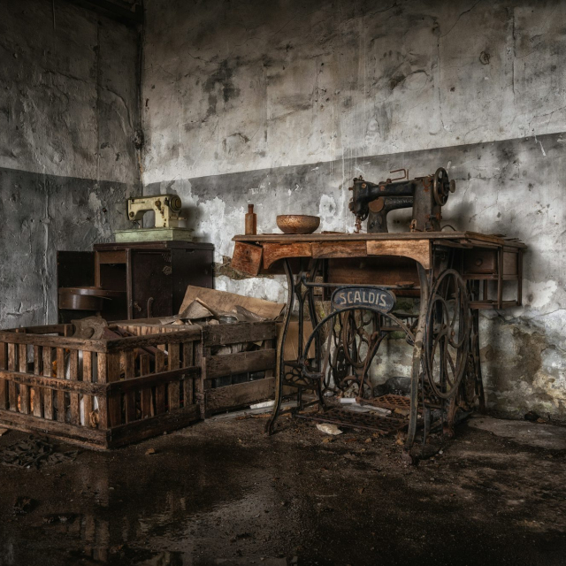 A room with a table and a sewing machine