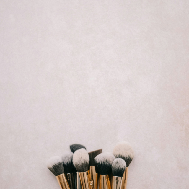 Brass-colored-and-black makeup brush kit